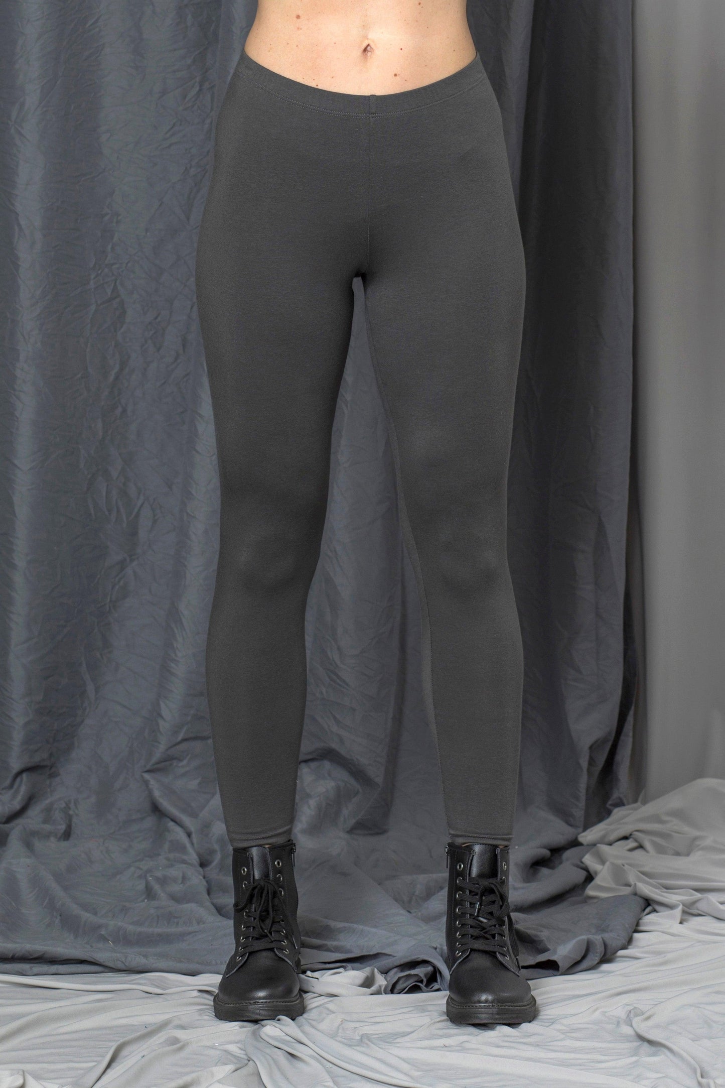 Marilyn Legging - M68816 Chalet bottom front 
